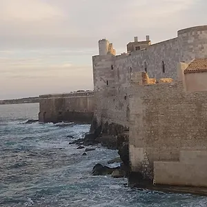 Alle Porte Del Castello Maniace Syracuse